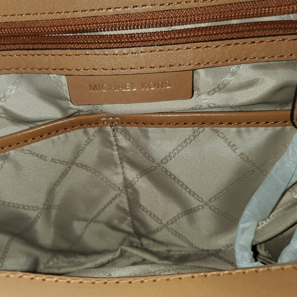 Michael Kors ladies purse is Medium. - Picture 5 of 8